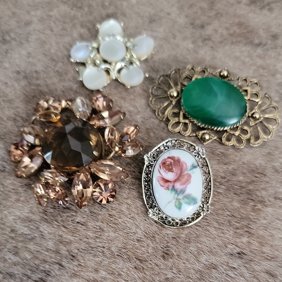 Set of 4 Brooches - Picture 1 of 7